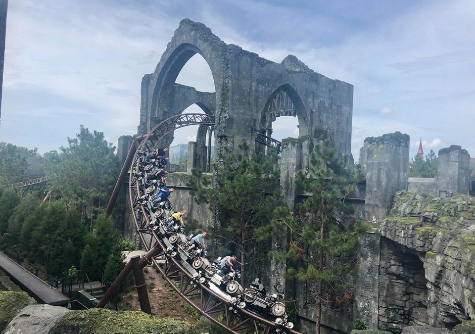 Montanha-russa do Hagrid, em Orlando, supreende até na fila.