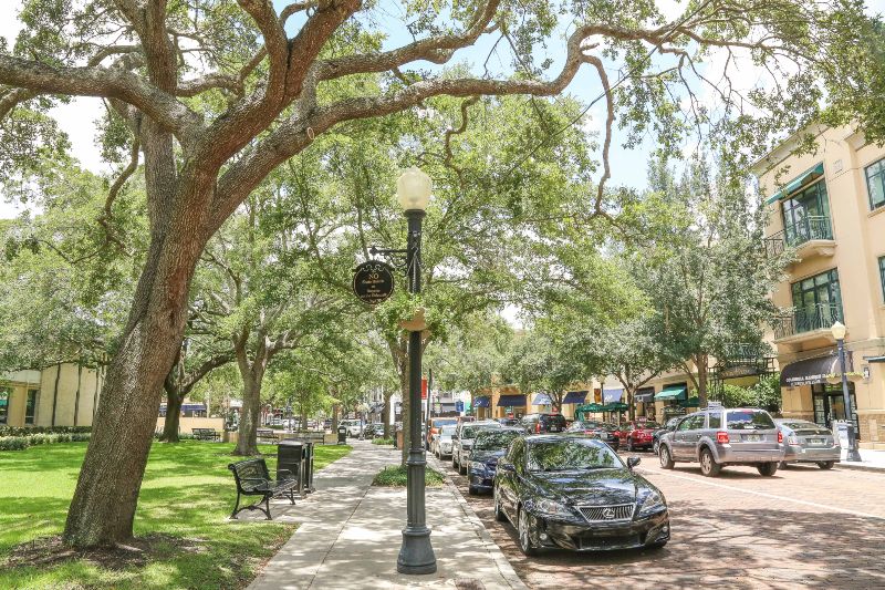 Winter Park em Orlando é uma cidade charmosa com ruas arborizadas