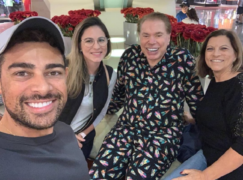 Silvio Santos é flagrado de pijama em shopping de Orlando
