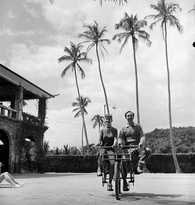 Foto de Walt Disney e sua esposa Lilian Disney passeando de bicicleta no Rio de Janeiro, 1941 (Hart Preston)