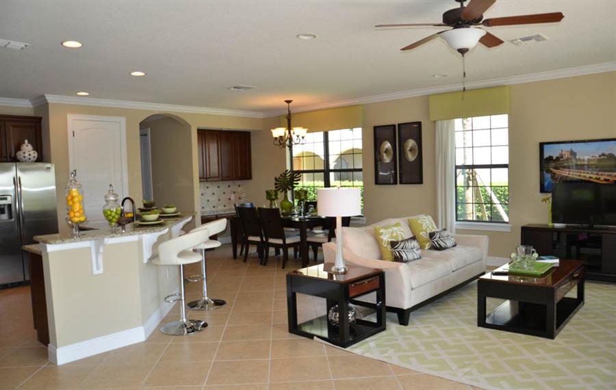 Casas em Orlando ganham novo apelo - Foto da sala de estar integrada à cozinha em uma casa no condomínio Encore Resort em Orlando