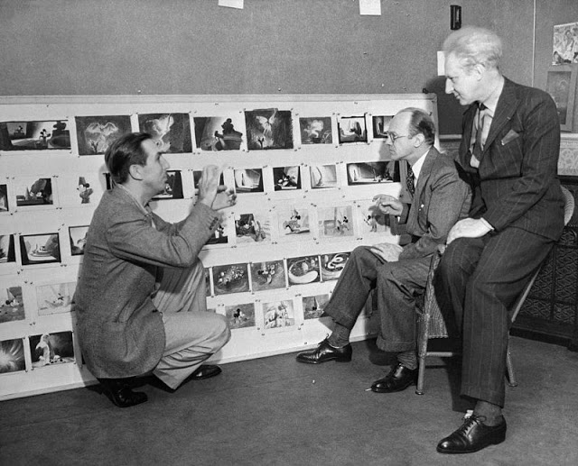 Discutindo seu trabalho sobre a mais recente extravagância da Disney, 'Fantasia', com Deems Taylor e Leopold Stokowski, 1940. (Bettmann)