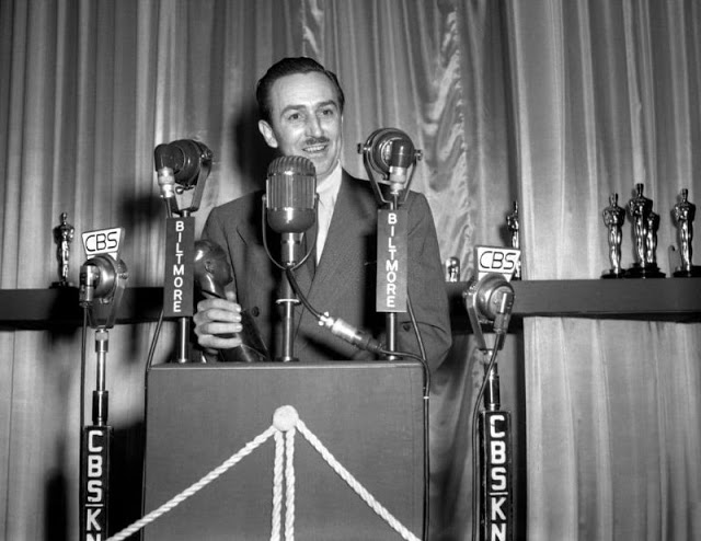 No 14º Academy Awards, no Biltmore Hotel, Los Angeles, 1942. (CBS)
