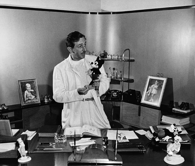 Foto de Walt Disney segurando sua famosa criação: Mickey Mouse, em seu escritório, 1949 (Hulton-Deutsch)