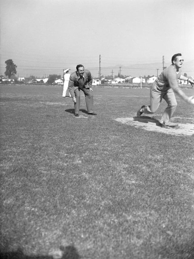 Árbitro de um jogo de softbol da empresa, Los Angeles, 1945. (Earl Theisen)