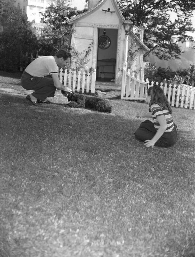 Brincando com sua filha e seu cachorro no jardim, Los Angeles, California, 1940s (Earl Theisen)