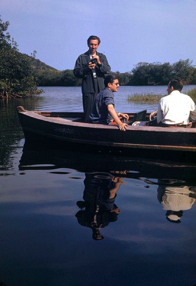 Em um passeio de barco com alguns de seus funcionários, Brasil, 1941. (Hart Prseton)