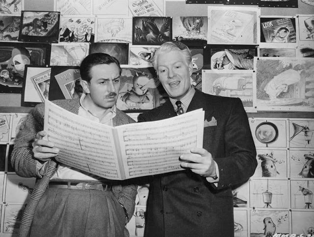 Com Eddy Nelson, que examina uma partitura para o filme da Disney 'Make Mine Music', 1946. (Hulton Archive)