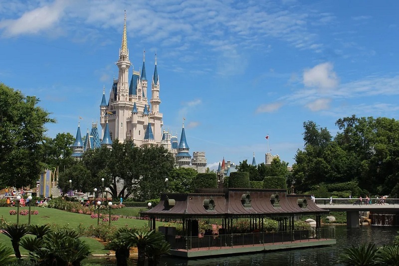 Disney reabre com restrições e castelo da Cinderela reformado