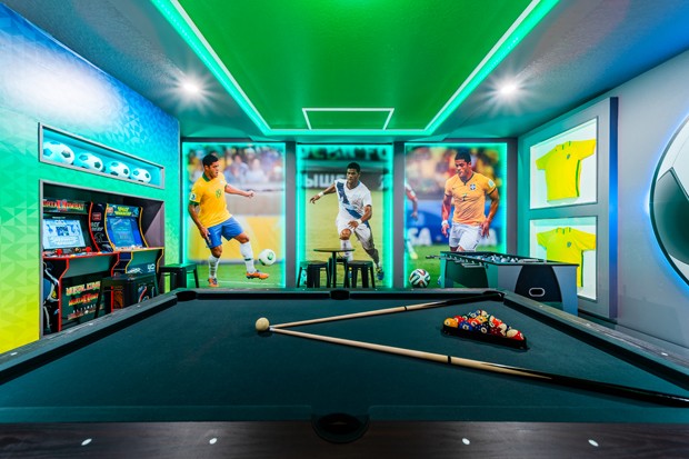 Garagem da casa do jogador foi transformada em salão de jogos