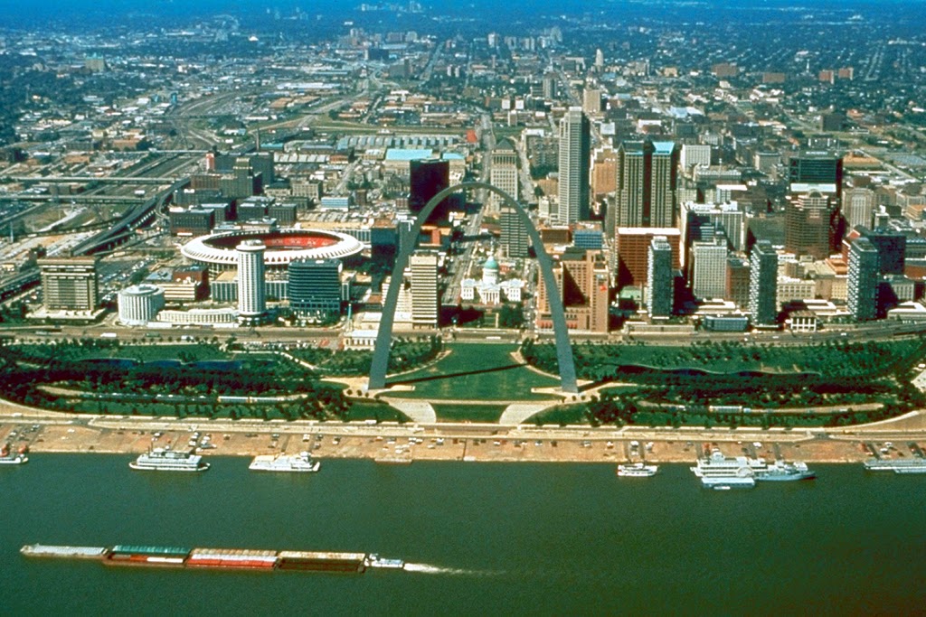 Foto aérea do centro de St. Louis, na margem do Rio Mississippi. Ao centro o Gateway Arch