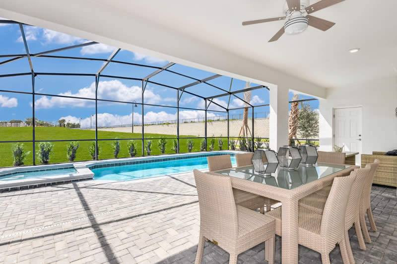 Área externa com piscina coberta no modelo Clearwater Grand  - single-family home de 10 quartos no condomínio Windsor Island