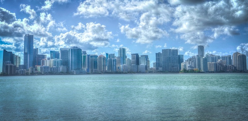 Miami está limitada à leste pelo Oceano Atlântico e à oeste pelos Everglades